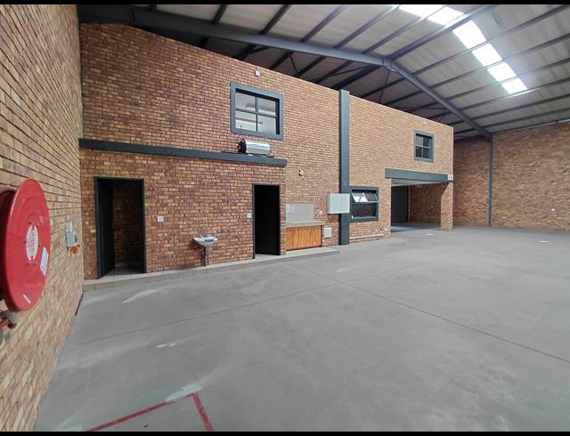 630M² WAREHOUSE TO LET IN BRENTWOOD PARK
